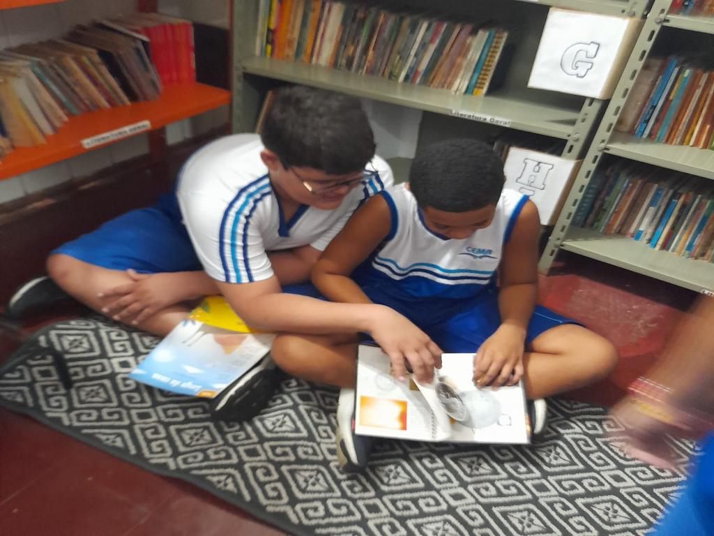 Atividade na biblioteca Alunos 7° ano - professora de Português - Lucimeire Magalhães