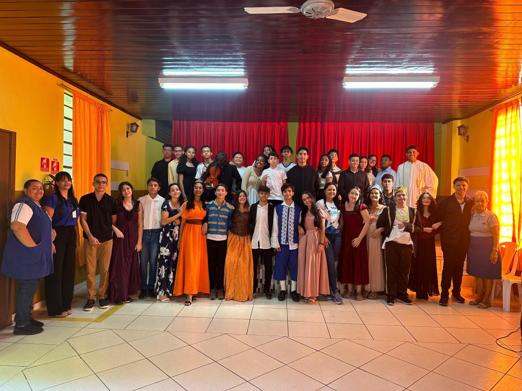Alunos do 9º ano do CEMA encantam pais com a peça Romeu e Julieta