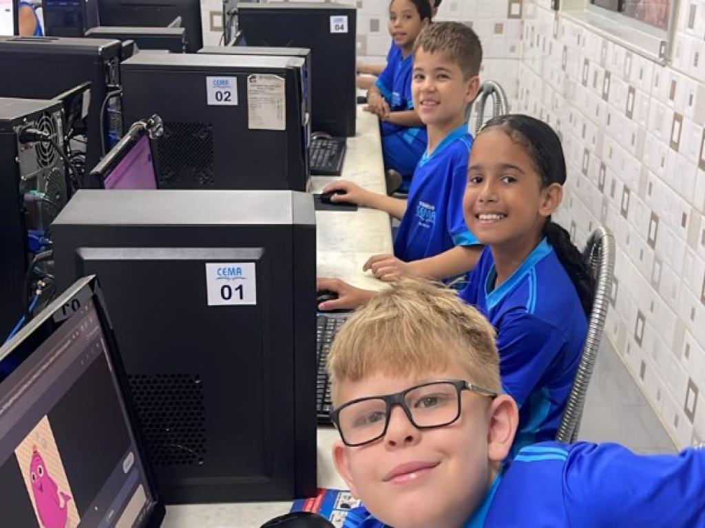 Aprendizado em ação: Alunos do Colégio CEMA exploram o mundo digital no laboratório de informát