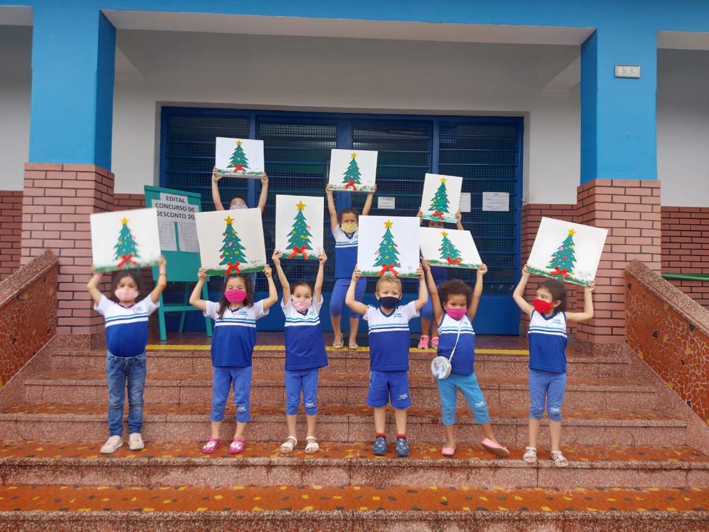 Educação Infantil  Árvore de Natal -  Pintura na tela utilizando a Técnica de elemento vazado e 