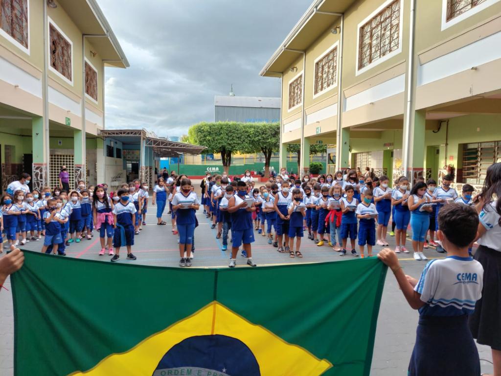 Hasteamento da bandeira colégio CEMA