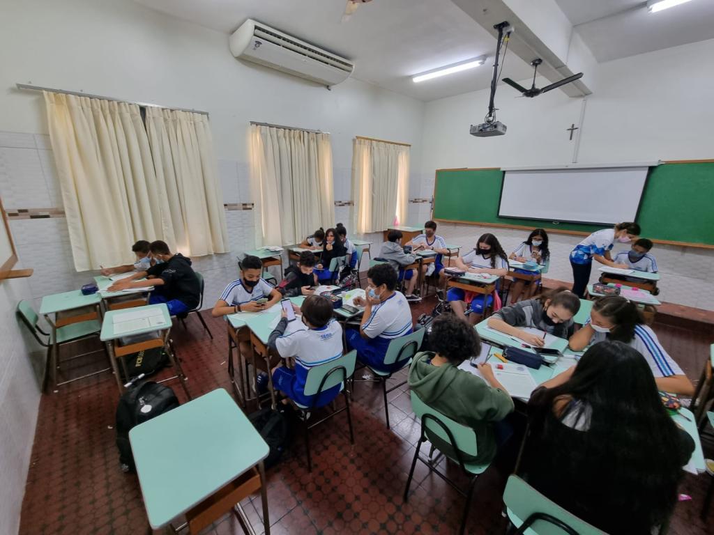 Aula de Educação financeira - 8° ano - Professora Thyssianne