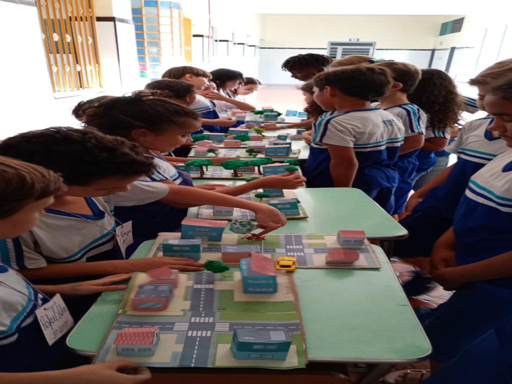 Integração e Aprendizado: 3º Ano CEMA Acolhe o 2º em Exposição de Maquetes de Geografia
