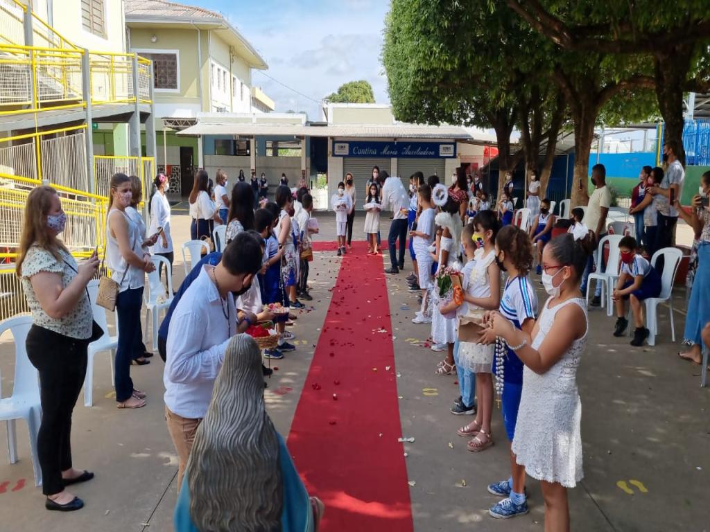 Coroação de Nossa Senhora, alunos do 4° e 5° anos COLEGIO CEMA