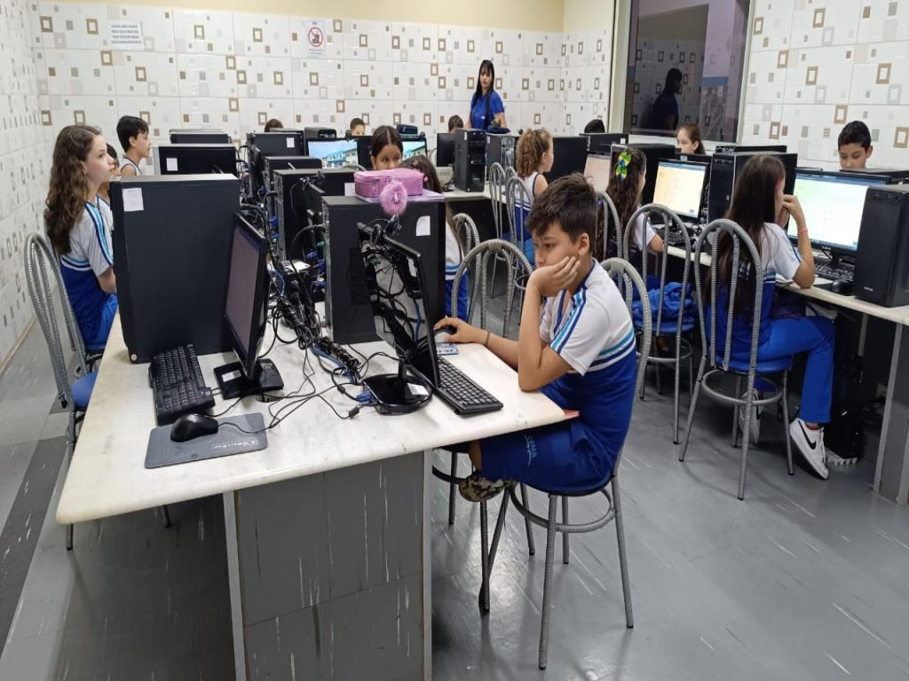 Alunos do Colégio CEMA Testam Conhecimentos em Plataforma Inovadora