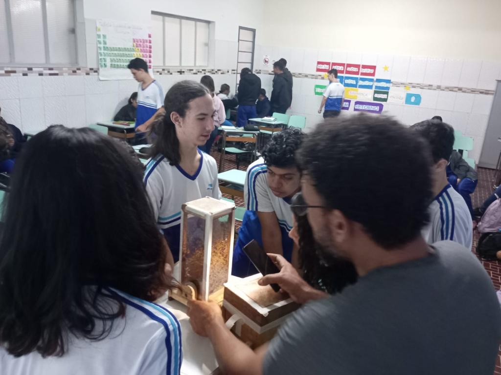 Aula sobre abelhas nativas sem ferrão, com o presidente da associação de meliponicultura AMAMEA.