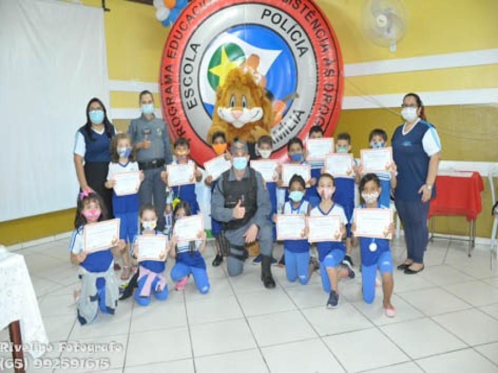 Formatura do PROERD do 1°, 2°e 3°anos no Auditório do Colégio CEMA