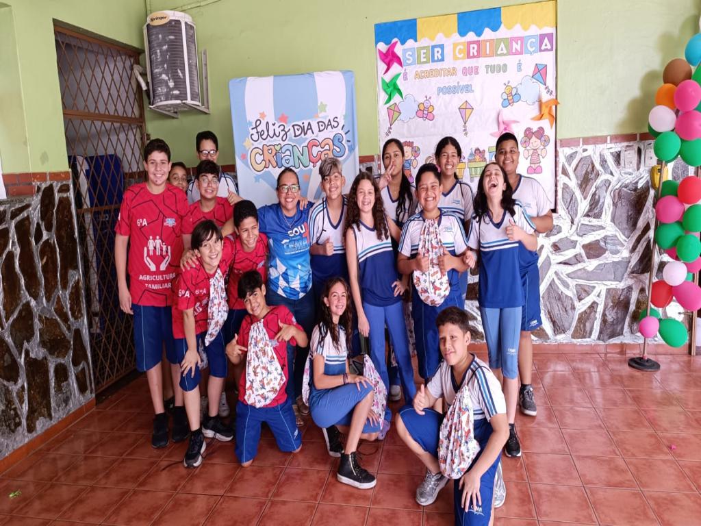 Alegria em dobro no 6º ano! Alunos recebem lembrancinhas do Dia das Crianças.