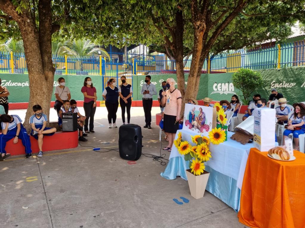 HOMENAGEM A BÍBLIA - TURMA DO 2º E 3º ANO INICIAIS - COLEGIO CEMA