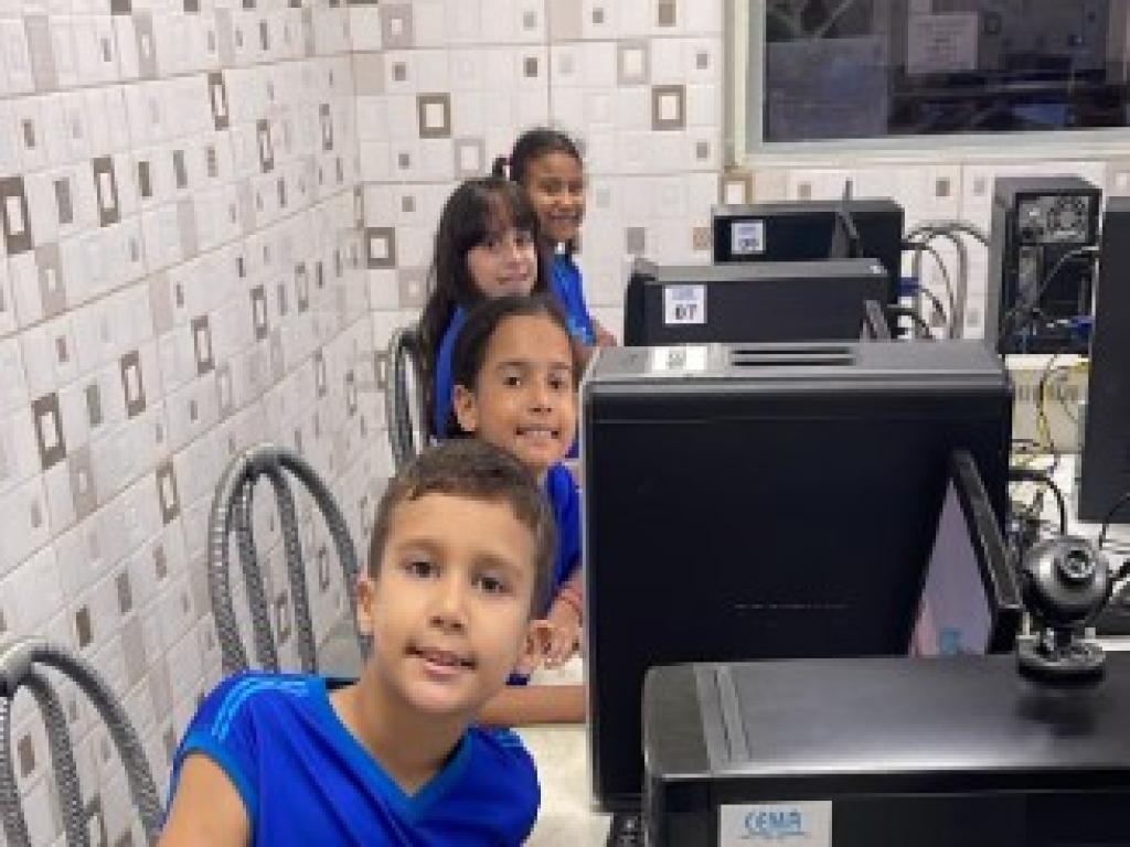 3º Ano Descobre a Metamorfose dos Sapos em Aula no Laboratório de Informática
