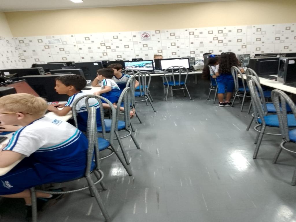 Explorando o mundo digital: 2º Ano e Infantil I e II no Laboratório de Informática do Colégio CE
