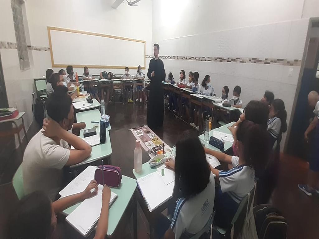 Encontro da PRIMEIRA EUCARISTIA Catequese com o Padre Renan.  COLEGIO CEMA