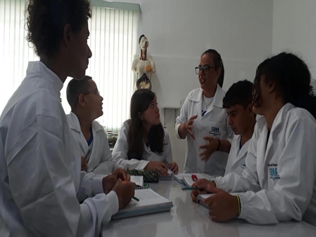 Aula no laboratório com a turma do 6 ° ano tema Biosfera