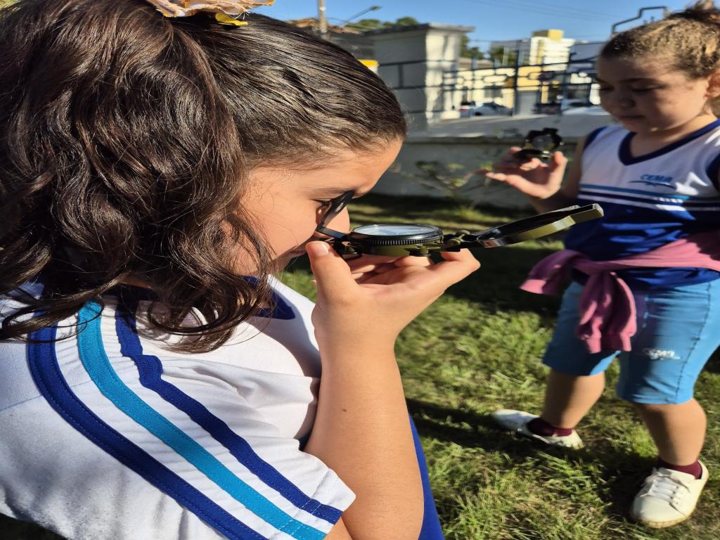 Mala-Abelhinha: Uma Aventura Exploradora com Bússola e Consciência Ambiental!