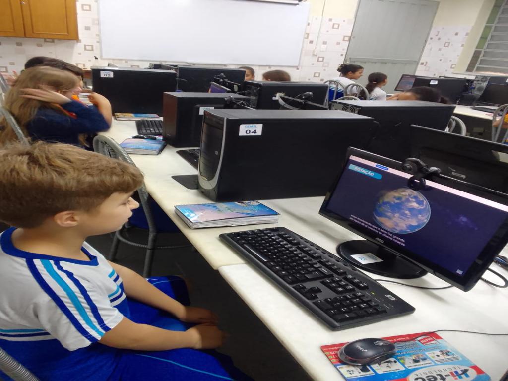 Uma Viagem Interativa pelo Sistema Solar: 3º ano explora os mistérios do universo no Laboratório 