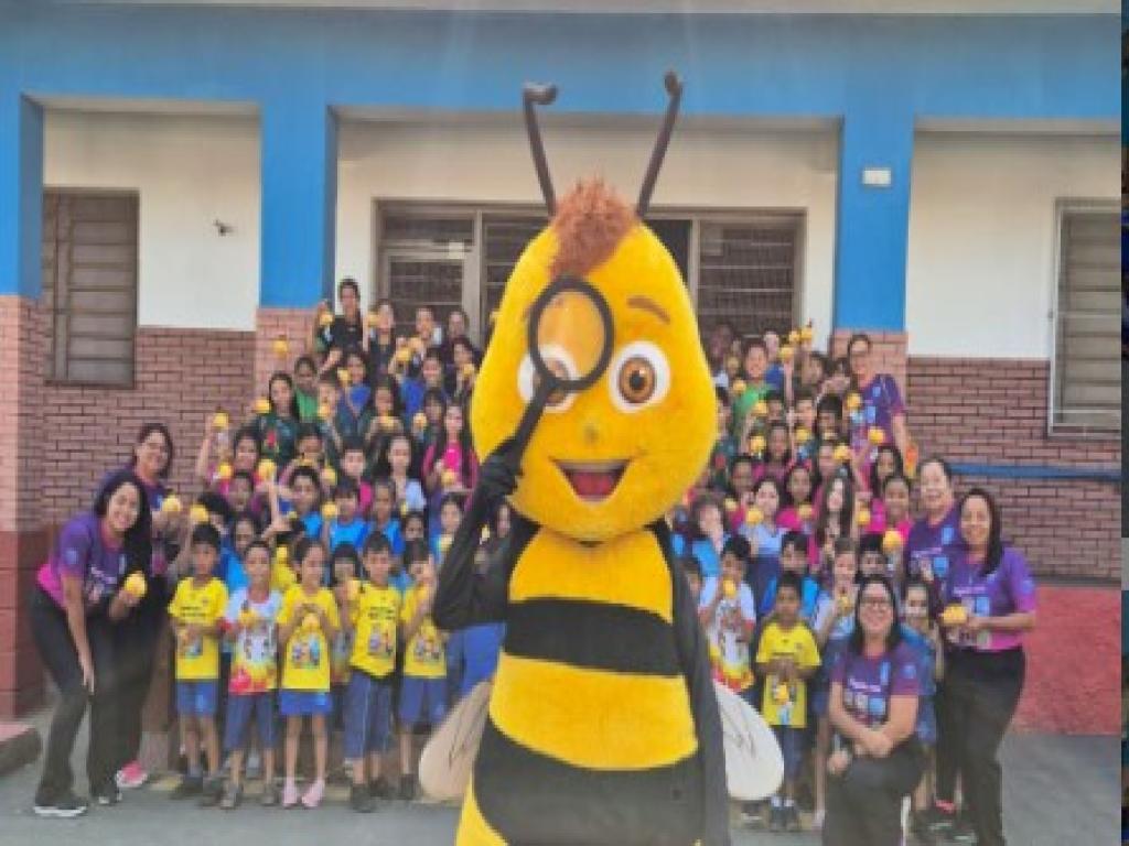 Alunos do Colégio CEMA recebem visita especial da mascote Ziza em tarde de integração e aprendiza