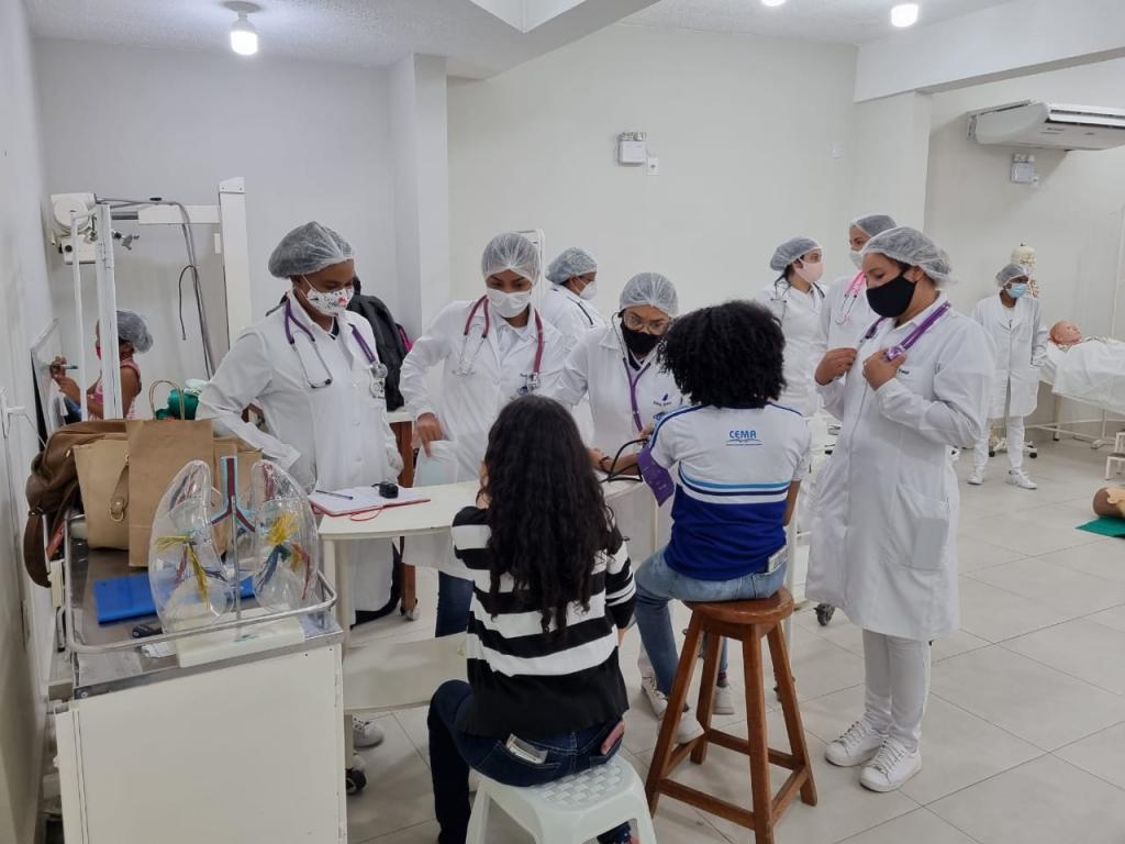 Os alunos do 3° ano do Ensino Médio do Colégio CEMA participaram da Feira das Profissões do CETE