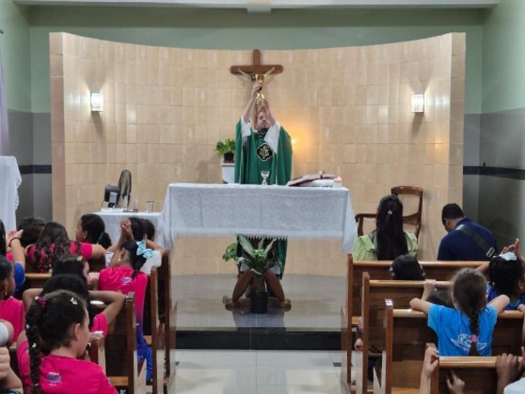 Missa das Crianças reúne alunos em momento de fé e união