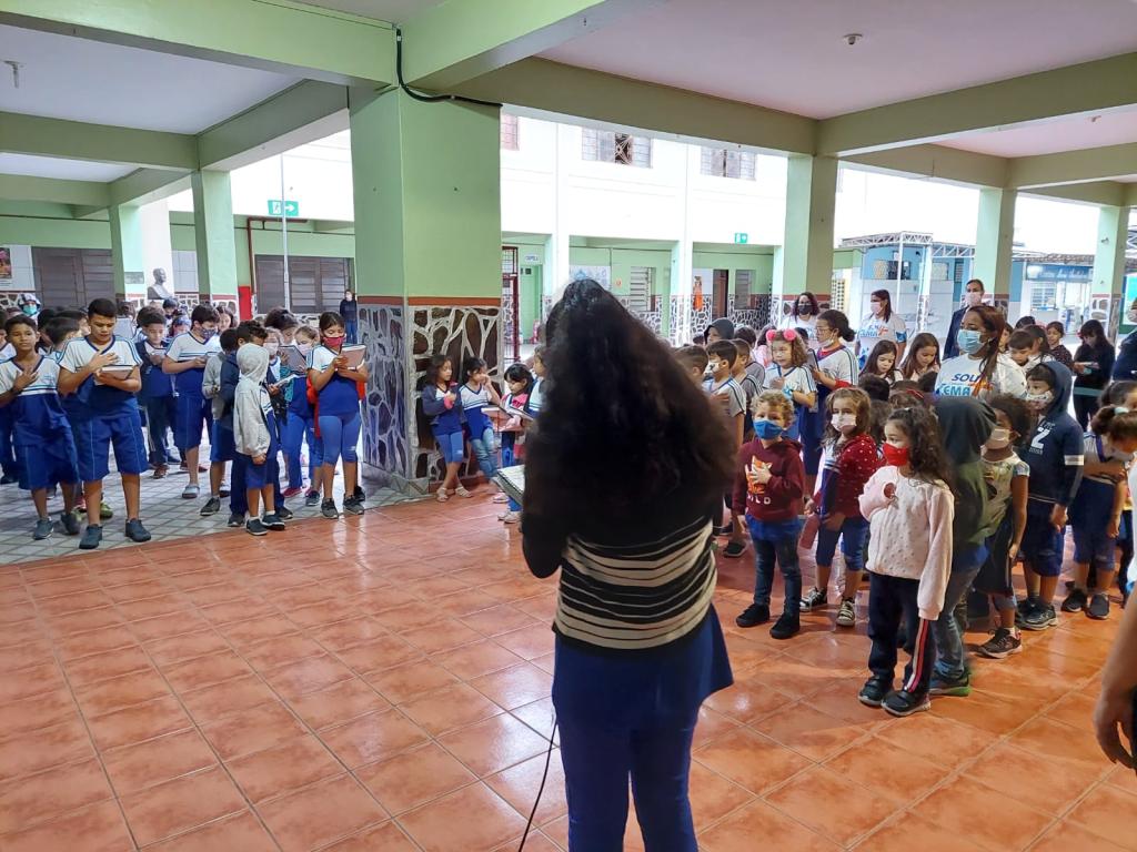 Alunos do colégio CEMA cantando Hino Nacional