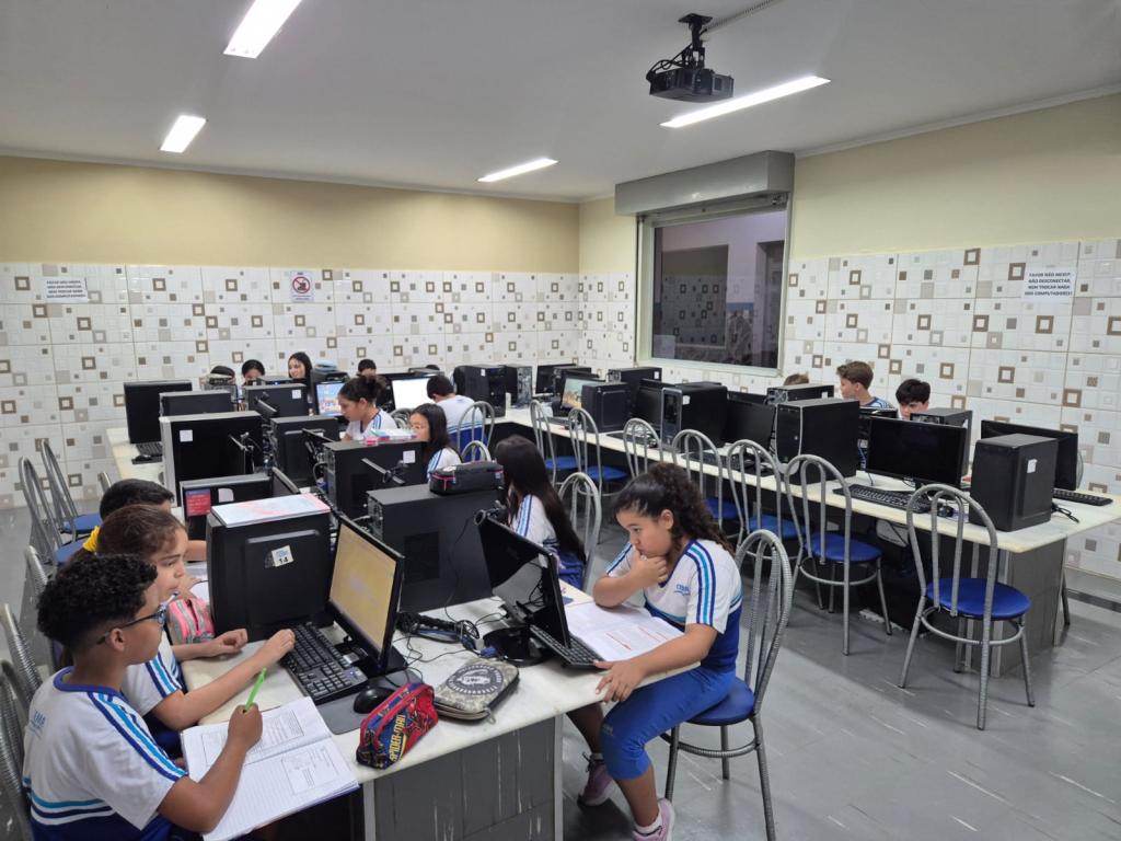 5º Ano do Colégio CEMA explora o mundo no Laboratório de Informática com pesquisa de Geografia