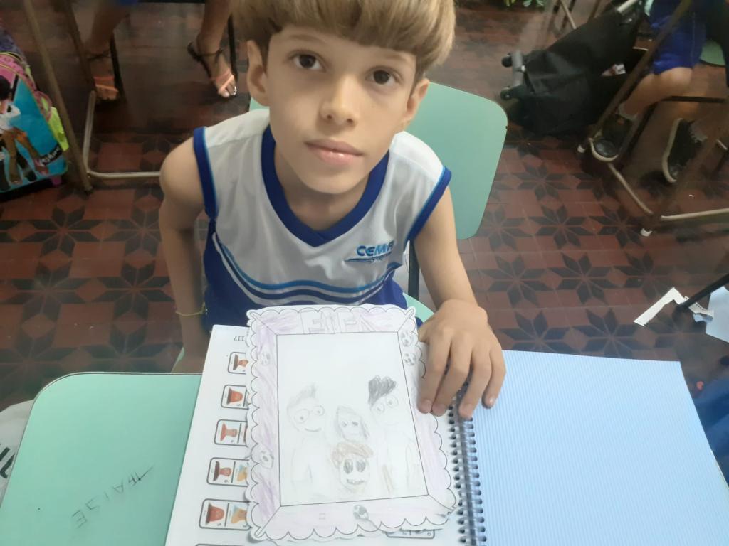 Representação da família  Através de desenho e confecção moldura, o olhar da criança.
