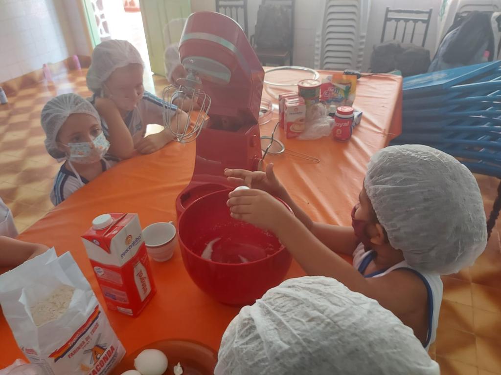 Educação Infantil aprendendo a  preparar um delicioso Bolo simples e brigadeiros - Profª Rosiane